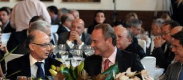 Montoro comiendo con otros miembros del PP. Montoro comiendo con otros miembros del PP.