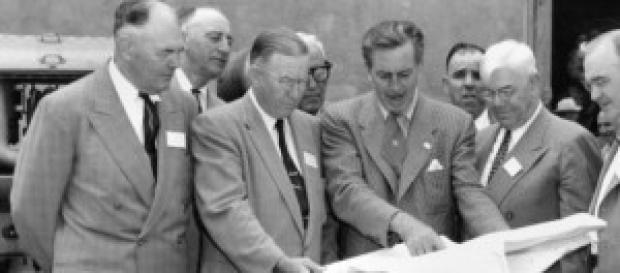 Walt Disney consultando los planos de Disneyland Walt Disney consultando los planos de Disneyland
