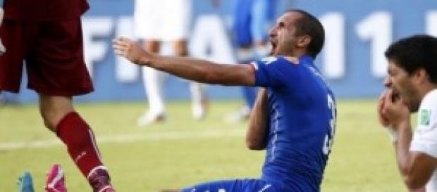 Chiellini se queja del mordisco de Suárez Chiellini se queja del mordisco de Suárez