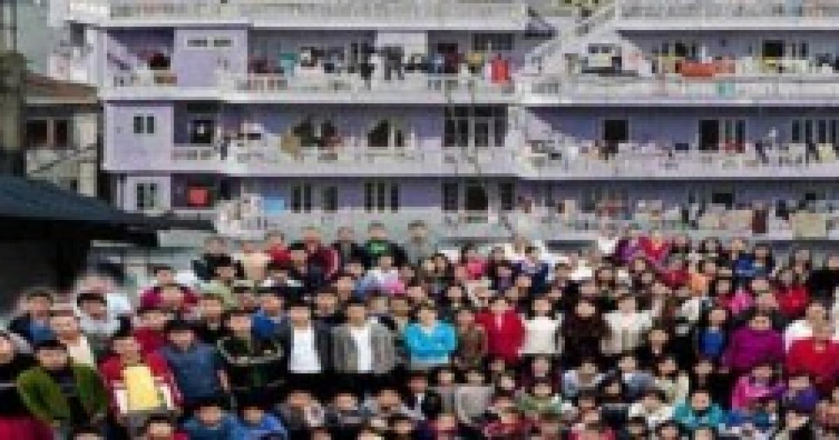 La famiglia più numerosa al mondo vive in India, 39 mogli e 94 figli per Ziona Chana La famiglia più numerosa al mondo vive in India, 39 mogli e 94 figli per Ziona Chana