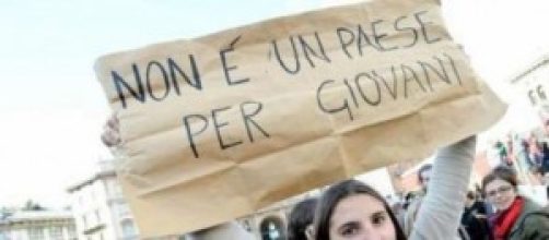 Giovane disoccupata durante una manifestazione