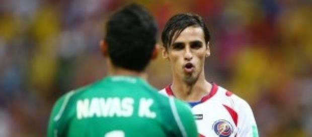 Saludo entre Bryan Ruiz y Keylor Navas Saludo entre Bryan Ruiz y Keylor Navas
