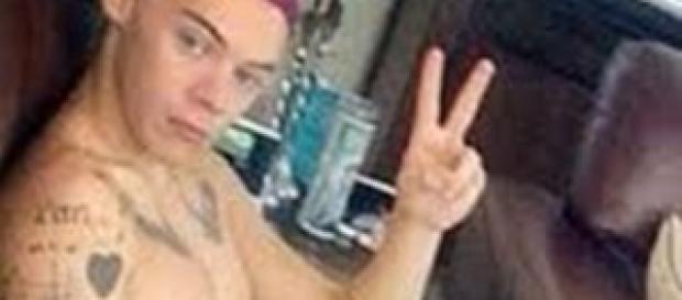 Harry fotografato nudo al suo compleanno. Harry fotografato nudo al suo compleanno.