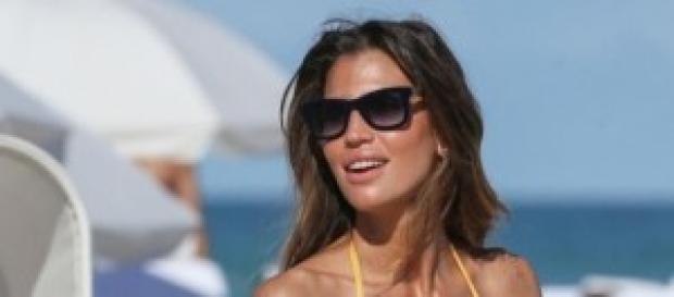 Claudia Galanti come Miley Cyrus in un video Claudia Galanti come Miley Cyrus in un video