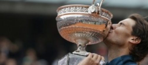Rafa Nadal che alza il trofeo dello slam di Parigi