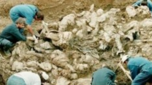 Gli scavi nella fossa comune di Tuam, in Irlanda