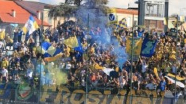 Supporter ciociari esultano per la loro squadra.