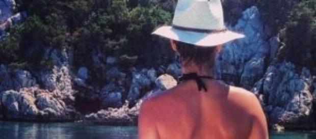 Elisabetta Canalis fuori di seno: topless su 'Chi' Elisabetta Canalis fuori di seno: topless su 'Chi'