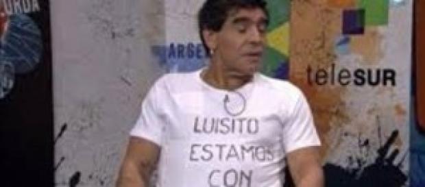 Maradona defiende al delantero uruguayo Suárez Maradona defiende al delantero uruguayo Suárez