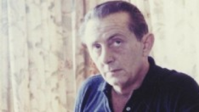John Fante nel suo studio.