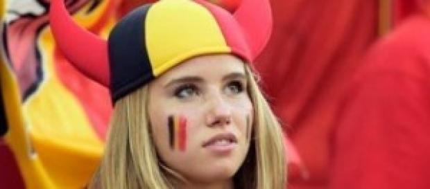 La animadora belga concentrada en el partido. La animadora belga concentrada en el partido.