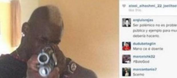 Mario Balotelli, scandalo foto social con fucile Mario Balotelli, scandalo foto social con fucile