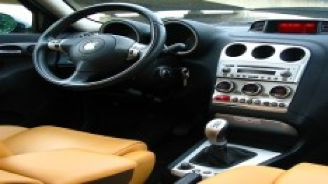 Interno auto di un Alfa 156