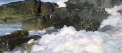 Schiuma bianca nel mare Tirreno