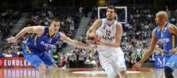 Nikola Mirotic en una jugada frente a Maccabi. Nikola Mirotic en una jugada frente a Maccabi.