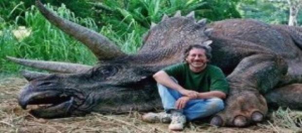 Steven Spielberg posa junto a un dinosaurio muerto Steven Spielberg posa junto a un dinosaurio muerto