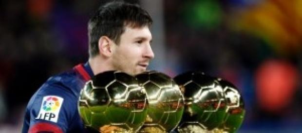 Leo Messi posando con sus 4 balones de oro. Leo Messi posando con sus 4 balones de oro.