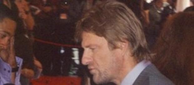Sean Bean atendiendo a los micrófonos Sean Bean atendiendo a los micrófonos