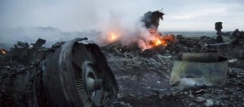 Resti del volo MH17 abbattuto da un missile