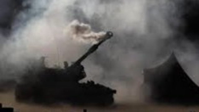 I tank israeliani attaccano Gaza.