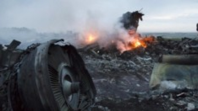 Resti del volo MH17 abbattuto da un missile