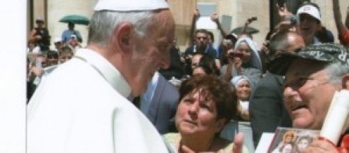 Salvatore Sessa consegna il cd a Papa Francesco