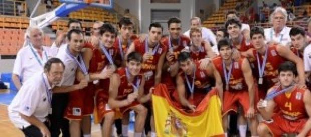 La selección española posando con la medalla La selección española posando con la medalla