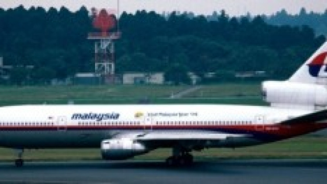 aereo malese a terra in aereoposto 