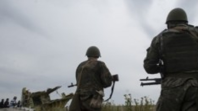 Militari sul posto di schianto del volo MH17