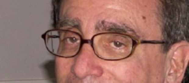 El autor de 70 años durante una firma de libros El autor de 70 años durante una firma de libros