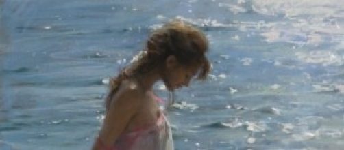 Mujer reflexiona en la playa.