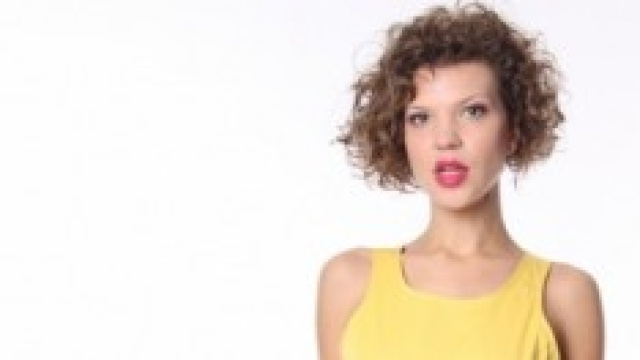 L'abito giallo è un must have di stagione