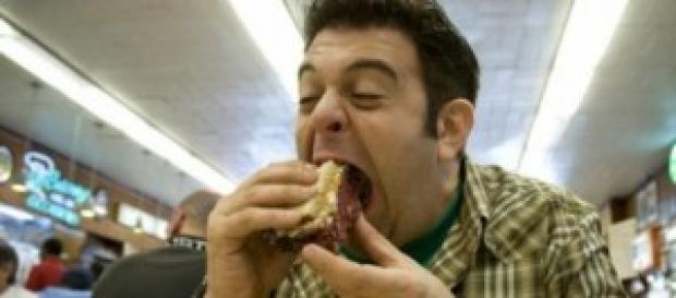 Adam Richman en el programa "Crónicas Carnívoras" Adam Richman en el programa "Crónicas Carnívoras"