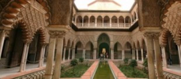 El Patio de las Doncellas del Alcázar sevillano. El Patio de las Doncellas del Alcázar sevillano.