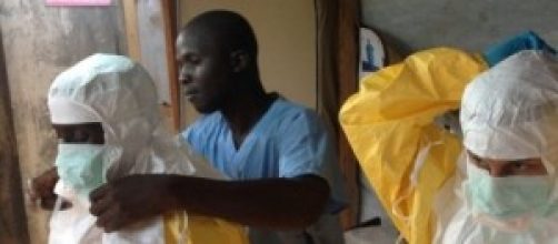 Ebola, precauzioni non salvano i medici dal virus