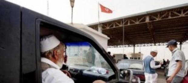 Un réfugié libyen au point de passage de Ras Jdir Un réfugié libyen au point de passage de Ras Jdir