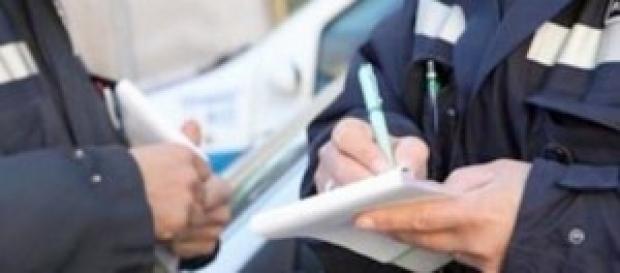 Vigili scrivono una multa Vigili scrivono una multa