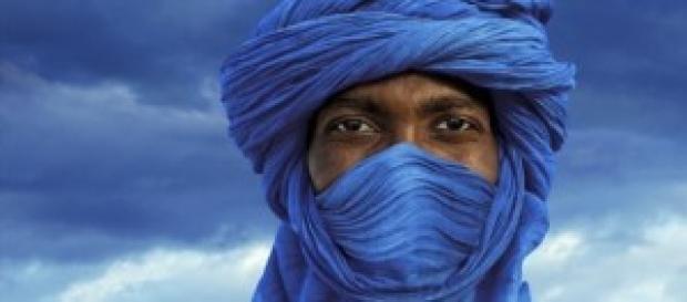 Tuareg azul con fondo azul Tuareg azul con fondo azul