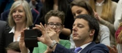 Miur, selfie Renzi - Giannini a scuola