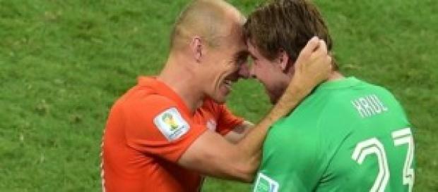 Robben felicita a Krul. Foto: ecblogger.com Robben felicita a Krul. Foto: ecblogger.com