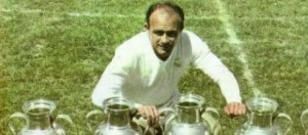 Di Stéfano posa con las Copas de Europa Di Stéfano posa con las Copas de Europa