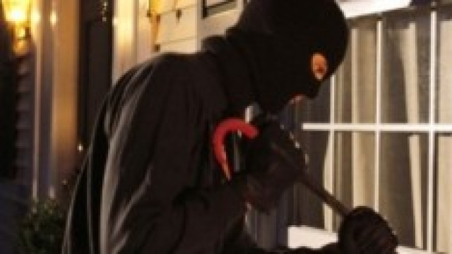 Bloccano ladri in casa: indagati e processati