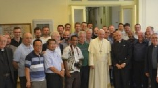 Papa Francesco con il gruppo dei Gesuiti