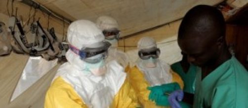 Operatori sanitari che lottano contro il virus