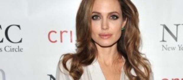 Angelina Jolie excesivamente delgada. Angelina Jolie excesivamente delgada.
