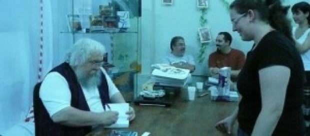 George R.R. Martin firmando ejemplares. George R.R. Martin firmando ejemplares.