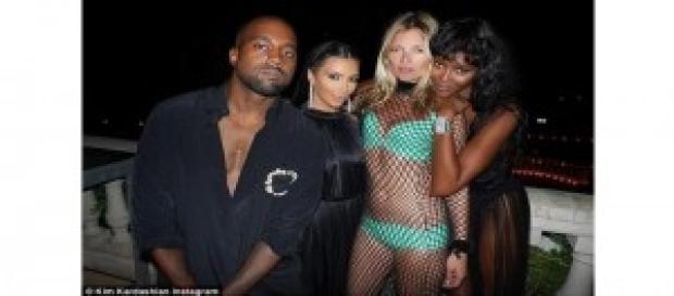 Kim complexată de Kate Moss și Naomi Campbell Kim complexată de Kate Moss și Naomi Campbell