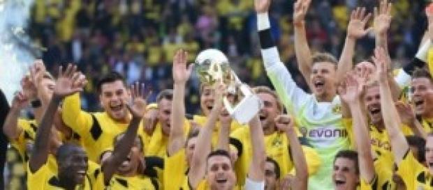 El Dortmund alzando el trofeo El Dortmund alzando el trofeo