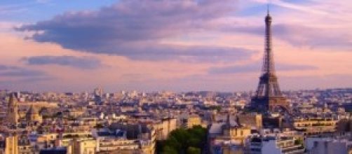 La Tour Eiffel a Parigi al tramonto