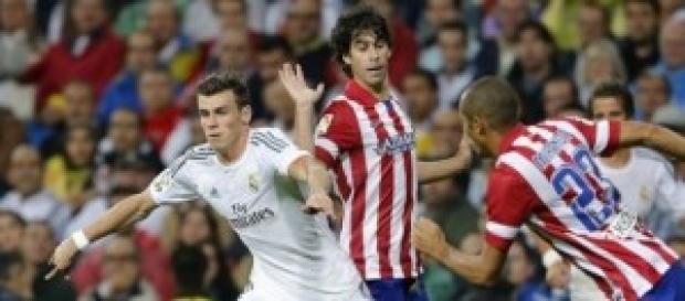 Gareth Bale y Miranda se disputan un balón. Gareth Bale y Miranda se disputan un balón.